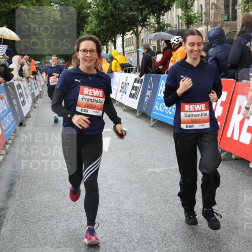 14.06.2026 - REWE Women's Run Strokosch-Dieckow http://msf.ph/oto/9774790 14.06.2026 11:07:58 Ziel 5065, 5114, 5327, 5752, 5908 meine-sportfotos.de