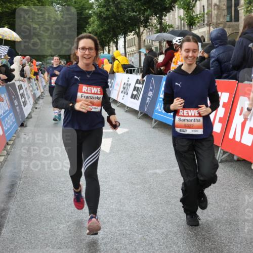 14.06.2026 - REWE Women's Run Strokosch-Dieckow http://msf.ph/oto/9774805 14.06.2026 11:07:58 Ziel 5065, 5114, 5327, 5752, 5908 meine-sportfotos.de
