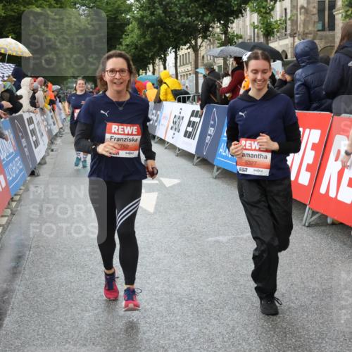 14.06.2026 - REWE Women's Run Strokosch-Dieckow http://msf.ph/oto/9774820 14.06.2026 11:07:58 Ziel 5065, 5114, 5327, 5752, 5908 meine-sportfotos.de