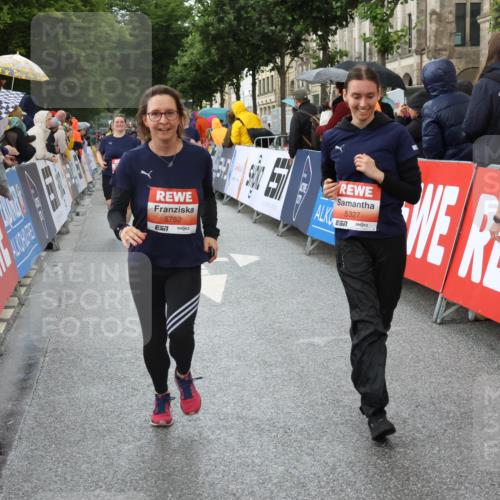 14.06.2026 - REWE Women's Run Strokosch-Dieckow http://msf.ph/oto/9774830 14.06.2026 11:07:58 Ziel 5065, 5114, 5327, 5752, 5908 meine-sportfotos.de
