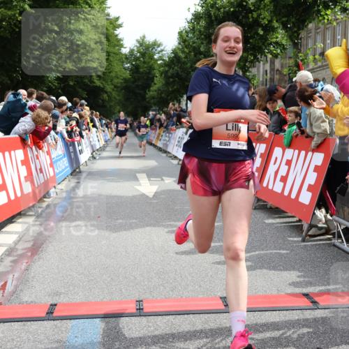 14.06.2026 - REWE Women's Run Strokosch-Dieckow http://msf.ph/oto/9774840 14.06.2026 10:53:15 Ziel 5306, 5694, 5815, 5990 meine-sportfotos.de
