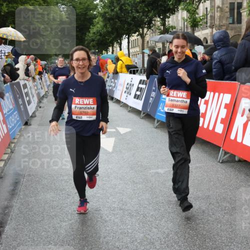 14.06.2026 - REWE Women's Run Strokosch-Dieckow http://msf.ph/oto/9774843 14.06.2026 11:07:58 Ziel 5065, 5114, 5327, 5752, 5908 meine-sportfotos.de