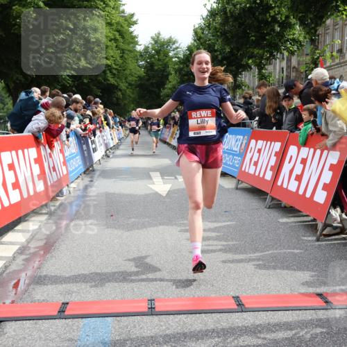 14.06.2026 - REWE Women's Run Strokosch-Dieckow http://msf.ph/oto/9774910 14.06.2026 10:53:14 Ziel 5306, 5815, 5990 meine-sportfotos.de