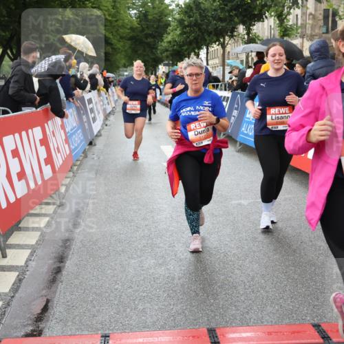 14.06.2026 - REWE Women's Run Strokosch-Dieckow http://msf.ph/oto/9775024 14.06.2026 11:07:44 Ziel 5116, 5119, 5122, 5168, 5281, 5384, 5385, 5412, 5502, 5803, 5909 meine-sportfotos.de