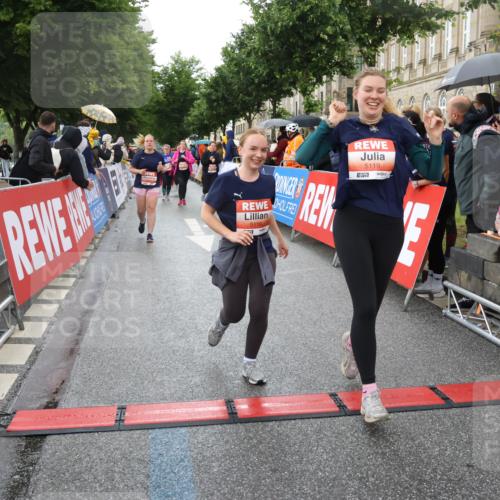 14.06.2026 - REWE Women's Run Strokosch-Dieckow http://msf.ph/oto/9775148 14.06.2026 11:07:39 Ziel 5116, 5119, 5319, 5412, 5728, 5803, 5895 meine-sportfotos.de