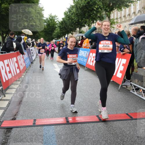 14.06.2026 - REWE Women's Run Strokosch-Dieckow http://msf.ph/oto/9775157 14.06.2026 11:07:38 Ziel 5116, 5119, 5319, 5412, 5630, 5728, 5803, 5895 meine-sportfotos.de