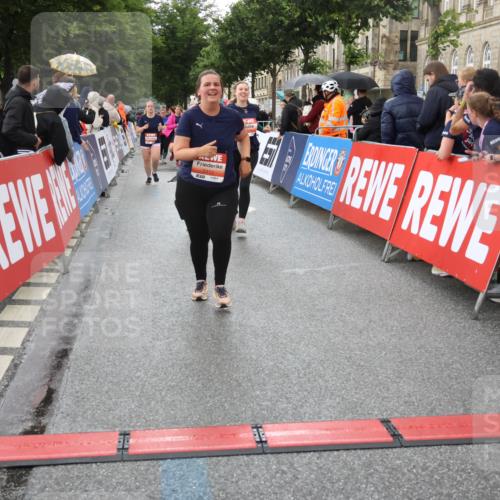14.06.2026 - REWE Women's Run Strokosch-Dieckow http://msf.ph/oto/9775178 14.06.2026 11:07:36 Ziel 5116, 5118, 5119, 5190, 5319, 5412, 5630, 5728, 5808, 5895 meine-sportfotos.de