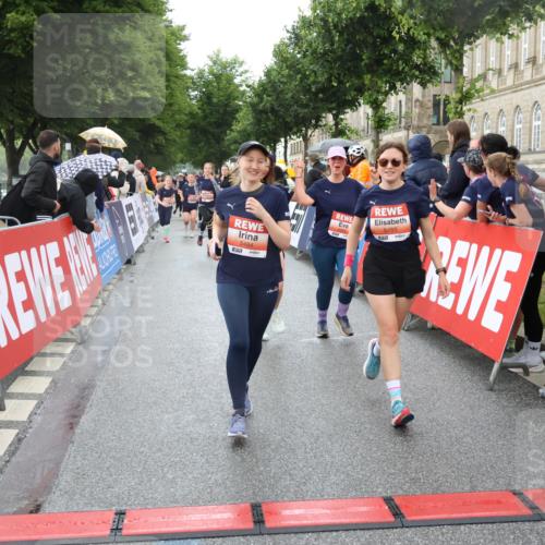 14.06.2026 - REWE Women's Run Strokosch-Dieckow http://msf.ph/oto/9775383 14.06.2026 11:07:23 Ziel 5103, 5229, 5368, 5369, 5476, 5483, 5484, 6041, 6065 meine-sportfotos.de