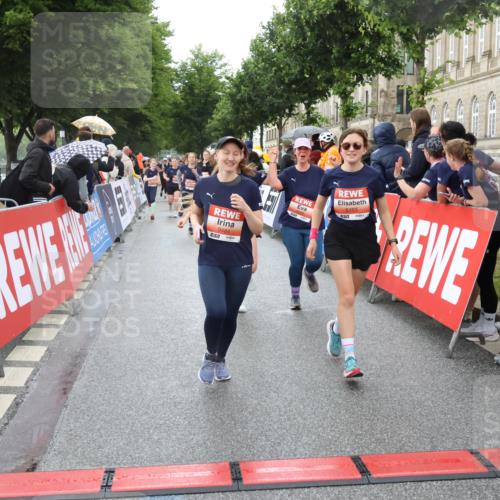 14.06.2026 - REWE Women's Run Strokosch-Dieckow http://msf.ph/oto/9775391 14.06.2026 11:07:23 Ziel 5103, 5229, 5368, 5369, 5476, 5483, 5484, 6041, 6065 meine-sportfotos.de