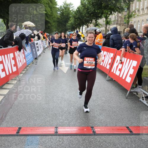 14.06.2026 - REWE Women's Run Strokosch-Dieckow http://msf.ph/oto/9775431 14.06.2026 11:07:21 Ziel 5103, 5229, 5368, 5369, 5437, 5483, 5484, 6041 meine-sportfotos.de
