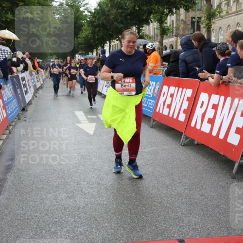 14.06.2026 - REWE Women's Run Strokosch-Dieckow http://msf.ph/oto/9775488 14.06.2026 11:07:18 Ziel 5103, 5229, 5268, 5437, 5977, 6041 meine-sportfotos.de