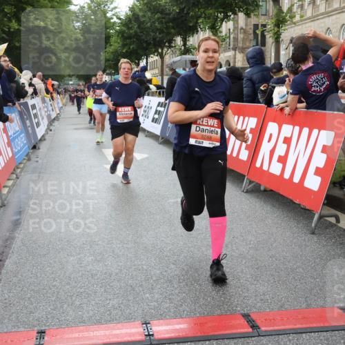 14.06.2026 - REWE Women's Run Strokosch-Dieckow http://msf.ph/oto/9775558 14.06.2026 11:07:11 Ziel 5104, 5268, 5437, 5676, 5734, 5735, 5977, 6012 meine-sportfotos.de