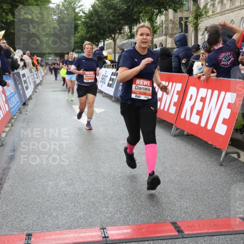 14.06.2026 - REWE Women's Run Strokosch-Dieckow http://msf.ph/oto/9775568 14.06.2026 11:07:11 Ziel 5104, 5268, 5437, 5676, 5734, 5735, 5977, 6012 meine-sportfotos.de