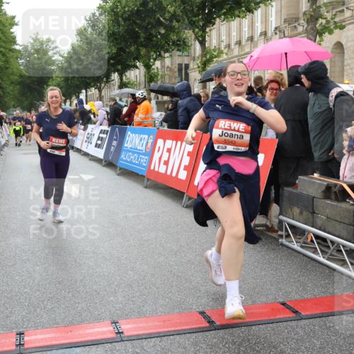 14.06.2026 - REWE Women's Run Strokosch-Dieckow http://msf.ph/oto/9775775 14.06.2026 11:06:57 Ziel 5288, 5347, 5395, 5510, 5534, 5542, 5627, 5723, 5816, 5856, 5956, 5958 meine-sportfotos.de