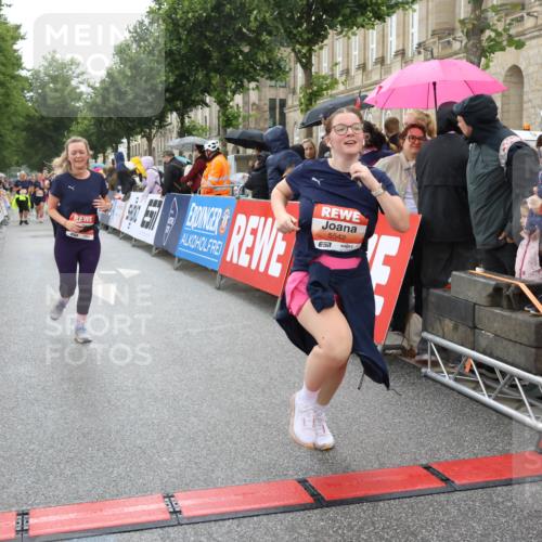14.06.2026 - REWE Women's Run Strokosch-Dieckow http://msf.ph/oto/9775786 14.06.2026 11:06:57 Ziel 5288, 5347, 5395, 5510, 5534, 5542, 5627, 5723, 5816, 5856, 5956, 5958 meine-sportfotos.de