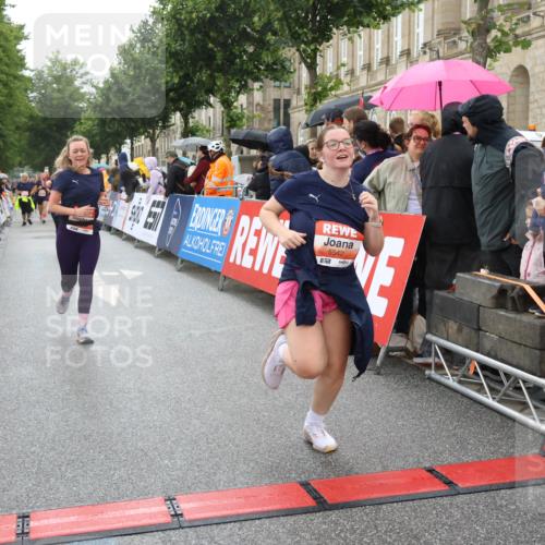 14.06.2026 - REWE Women's Run Strokosch-Dieckow http://msf.ph/oto/9775795 14.06.2026 11:06:56 Ziel 5288, 5347, 5395, 5510, 5534, 5542, 5627, 5723, 5816, 5856, 5956, 5958 meine-sportfotos.de
