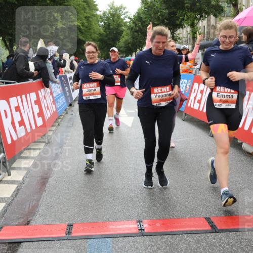 14.06.2026 - REWE Women's Run Strokosch-Dieckow http://msf.ph/oto/9775897 14.06.2026 11:06:49 Ziel 5288, 5347, 5395, 5436, 5535, 5605, 5722, 5723, 5775, 5956, 5958 meine-sportfotos.de