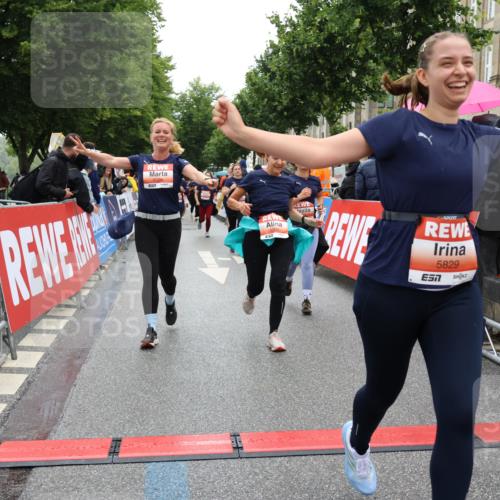 14.06.2026 - REWE Women's Run Strokosch-Dieckow http://msf.ph/oto/9776091 14.06.2026 11:06:30 Ziel 5075, 5076, 5134, 5222, 5283, 5382, 5541, 5829, 6024 meine-sportfotos.de