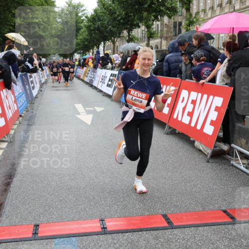 14.06.2026 - REWE Women's Run Strokosch-Dieckow http://msf.ph/oto/9776195 14.06.2026 11:06:20 Ziel 5130, 5727, 5757, 5794, 5799, 5844, 5960, 6026 meine-sportfotos.de