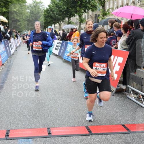 14.06.2026 - REWE Women's Run Strokosch-Dieckow http://msf.ph/oto/9776236 14.06.2026 11:06:17 Ziel 5130, 5727, 5757, 5794, 5799, 5805, 5844, 5960, 6026 meine-sportfotos.de