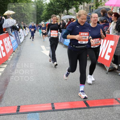 14.06.2026 - REWE Women's Run Strokosch-Dieckow http://msf.ph/oto/9776276 14.06.2026 11:06:12 Ziel 5130, 5227, 5580, 5699, 5705, 5757, 5805, 5903, 6026 meine-sportfotos.de