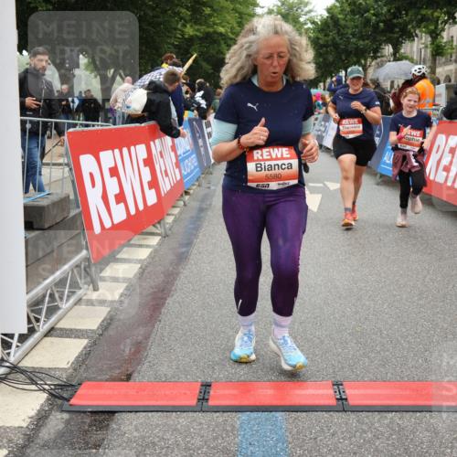 14.06.2026 - REWE Women's Run Strokosch-Dieckow http://msf.ph/oto/9776356 14.06.2026 11:06:05 Ziel 5072, 5149, 5200, 5221, 5227, 5354, 5378, 5580, 5699, 5705, 5710, 5881, 5903, 5923 meine-sportfotos.de
