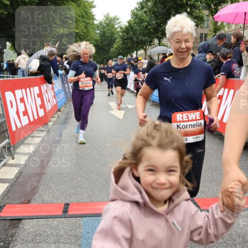 14.06.2026 - REWE Women's Run Strokosch-Dieckow http://msf.ph/oto/9776395 14.06.2026 11:06:03 Ziel 5072, 5149, 5200, 5221, 5227, 5354, 5378, 5517, 5580, 5699, 5710, 5881, 5887, 5903, 5923, 5962 meine-sportfotos.de