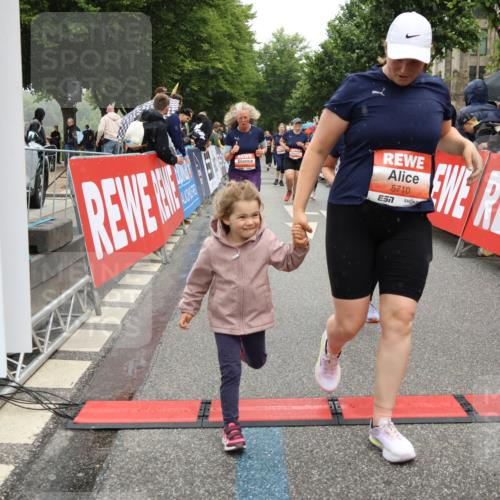 14.06.2026 - REWE Women's Run Strokosch-Dieckow http://msf.ph/oto/9776399 14.06.2026 11:06:03 Ziel 5072, 5149, 5200, 5221, 5227, 5354, 5378, 5517, 5580, 5699, 5710, 5881, 5887, 5903, 5923, 5962 meine-sportfotos.de