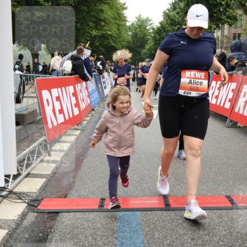 14.06.2026 - REWE Women's Run Strokosch-Dieckow http://msf.ph/oto/9776405 14.06.2026 11:06:02 Ziel 5072, 5149, 5200, 5221, 5227, 5354, 5378, 5517, 5580, 5710, 5881, 5887, 5903, 5923, 5962 meine-sportfotos.de