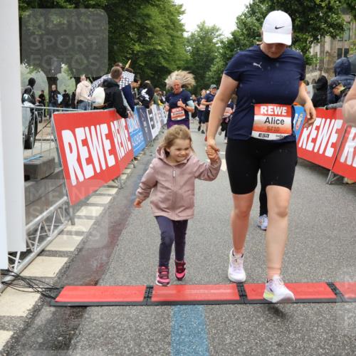 14.06.2026 - REWE Women's Run Strokosch-Dieckow http://msf.ph/oto/9776409 14.06.2026 11:06:02 Ziel 5072, 5149, 5200, 5221, 5227, 5354, 5378, 5517, 5580, 5710, 5881, 5887, 5903, 5923, 5962 meine-sportfotos.de