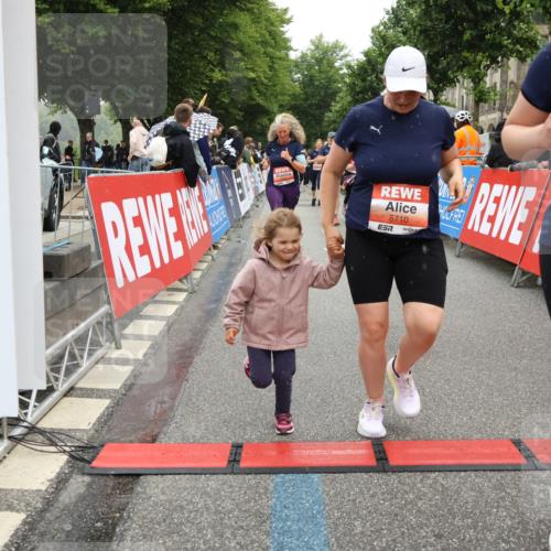 14.06.2026 - REWE Women's Run Strokosch-Dieckow http://msf.ph/oto/9776419 14.06.2026 11:06:02 Ziel 5072, 5149, 5200, 5221, 5227, 5354, 5378, 5517, 5580, 5710, 5881, 5887, 5903, 5923, 5962 meine-sportfotos.de