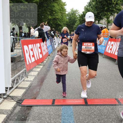 14.06.2026 - REWE Women's Run Strokosch-Dieckow http://msf.ph/oto/9776423 14.06.2026 11:06:02 Ziel 5072, 5149, 5200, 5221, 5227, 5354, 5378, 5517, 5580, 5710, 5881, 5887, 5903, 5923, 5962 meine-sportfotos.de