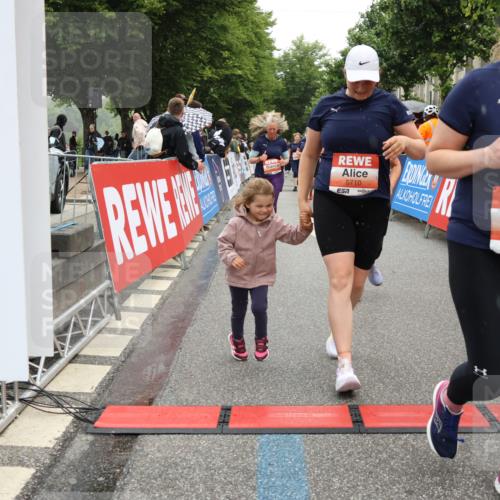 14.06.2026 - REWE Women's Run Strokosch-Dieckow http://msf.ph/oto/9776433 14.06.2026 11:06:02 Ziel 5072, 5149, 5200, 5221, 5227, 5354, 5378, 5517, 5580, 5710, 5881, 5887, 5903, 5923, 5962 meine-sportfotos.de