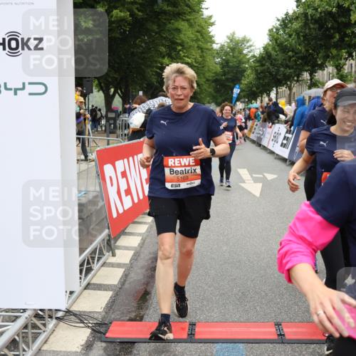 14.06.2026 - REWE Women's Run Strokosch-Dieckow http://msf.ph/oto/9776540 14.06.2026 11:05:49 Ziel 5169, 5312, 5339, 5416, 5447, 5470, 5524, 5620, 5621, 5646, 5765, 5772, 5791, 5833, 5834, 5849, 5897, 6010, 6032 meine-sportfotos.de