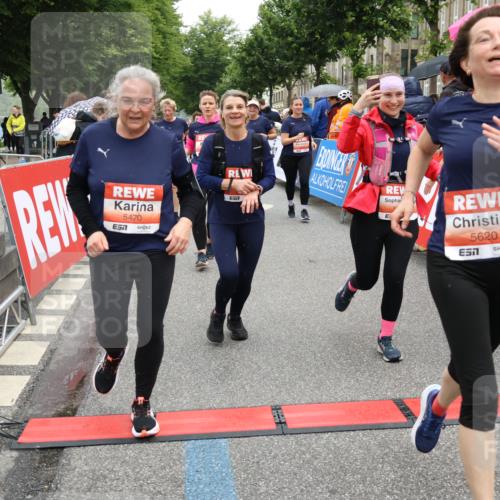 14.06.2026 - REWE Women's Run Strokosch-Dieckow http://msf.ph/oto/9776550 14.06.2026 11:05:47 Ziel 5078, 5169, 5178, 5312, 5416, 5447, 5470, 5524, 5620, 5621, 5646, 5765, 5772, 5791, 5833, 5834, 5849, 5888, 5897, 6010, 6032 meine-sportfotos.de