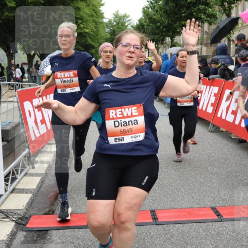 14.06.2026 - REWE Women's Run Strokosch-Dieckow http://msf.ph/oto/9776610 14.06.2026 11:05:43 Ziel 5078, 5156, 5174, 5178, 5210, 5312, 5447, 5470, 5524, 5620, 5621, 5626, 5646, 5765, 5772, 5791, 5849, 5888, 5939, 6010, 6032 meine-sportfotos.de