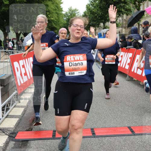 14.06.2026 - REWE Women's Run Strokosch-Dieckow http://msf.ph/oto/9776615 14.06.2026 11:05:43 Ziel 5078, 5156, 5174, 5178, 5210, 5312, 5447, 5470, 5524, 5620, 5621, 5626, 5646, 5765, 5772, 5791, 5849, 5888, 5939, 6010, 6032 meine-sportfotos.de