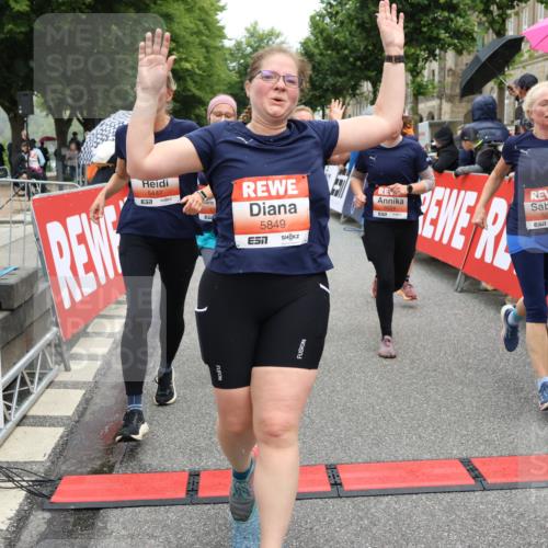 14.06.2026 - REWE Women's Run Strokosch-Dieckow http://msf.ph/oto/9776621 14.06.2026 11:05:43 Ziel 5078, 5156, 5174, 5178, 5210, 5312, 5447, 5470, 5524, 5620, 5621, 5626, 5646, 5765, 5772, 5791, 5849, 5888, 5939, 6010, 6032 meine-sportfotos.de
