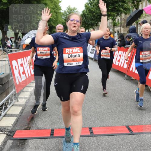 14.06.2026 - REWE Women's Run Strokosch-Dieckow http://msf.ph/oto/9776626 14.06.2026 11:05:43 Ziel 5078, 5156, 5174, 5178, 5210, 5312, 5447, 5470, 5524, 5620, 5621, 5626, 5646, 5765, 5772, 5791, 5849, 5888, 5939, 6010, 6032 meine-sportfotos.de