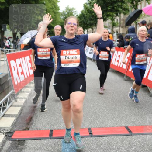 14.06.2026 - REWE Women's Run Strokosch-Dieckow http://msf.ph/oto/9776630 14.06.2026 11:05:43 Ziel 5078, 5156, 5174, 5178, 5210, 5312, 5447, 5470, 5524, 5620, 5621, 5626, 5646, 5765, 5772, 5791, 5849, 5888, 5939, 6010, 6032 meine-sportfotos.de