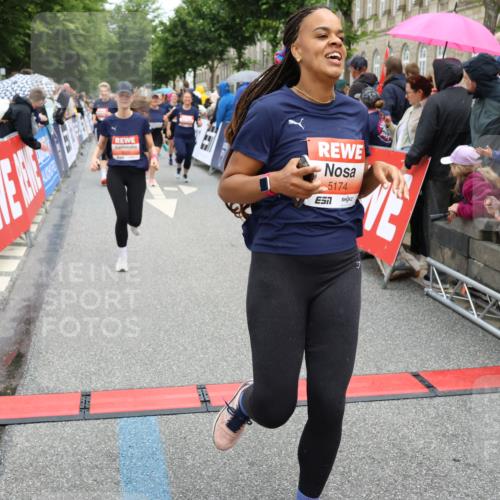 14.06.2026 - REWE Women's Run Strokosch-Dieckow http://msf.ph/oto/9776743 14.06.2026 11:05:35 Ziel 5138, 5156, 5174, 5177, 5178, 5198, 5210, 5214, 5237, 5295, 5539, 5592, 5626, 5888, 5939, 5967, 6013 meine-sportfotos.de