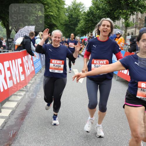 14.06.2026 - REWE Women's Run Strokosch-Dieckow http://msf.ph/oto/9776766 14.06.2026 11:05:32 Ziel 5138, 5174, 5177, 5198, 5214, 5237, 5295, 5370, 5439, 5539, 5592, 5626, 5967, 6013 meine-sportfotos.de