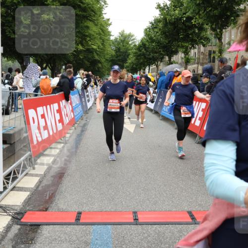 14.06.2026 - REWE Women's Run Strokosch-Dieckow http://msf.ph/oto/9776797 14.06.2026 11:05:30 Ziel 5138, 5177, 5198, 5214, 5237, 5295, 5370, 5439, 5539, 5592, 5967, 6013, 6029 meine-sportfotos.de