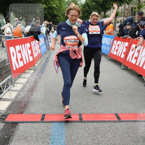 14.06.2026 - REWE Women's Run Strokosch-Dieckow http://msf.ph/oto/9776819 14.06.2026 11:05:29 Ziel 5138, 5177, 5198, 5214, 5237, 5295, 5370, 5439, 5494, 5539, 5568, 5592, 5967, 6013, 6028, 6029 meine-sportfotos.de