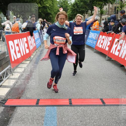 14.06.2026 - REWE Women's Run Strokosch-Dieckow http://msf.ph/oto/9776831 14.06.2026 11:05:28 Ziel 5138, 5177, 5198, 5214, 5295, 5370, 5439, 5494, 5539, 5568, 5592, 5967, 6013, 6028, 6029 meine-sportfotos.de