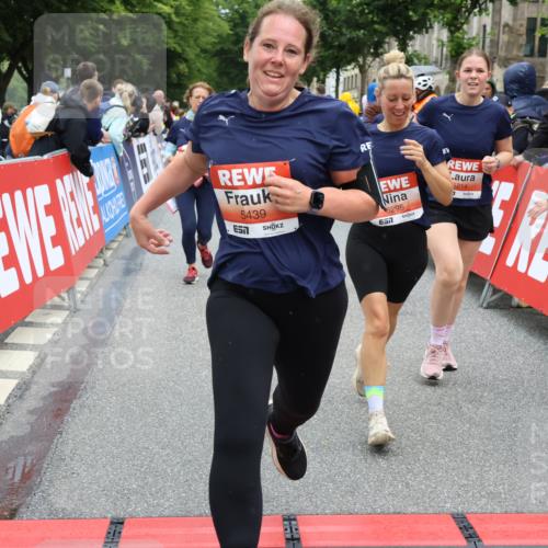 14.06.2026 - REWE Women's Run Strokosch-Dieckow http://msf.ph/oto/9776848 14.06.2026 11:05:27 Ziel 5138, 5177, 5214, 5295, 5370, 5389, 5439, 5494, 5539, 5568, 5743, 5967, 6013, 6028, 6029 meine-sportfotos.de