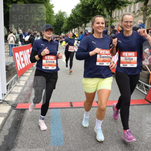 14.06.2026 - REWE Women's Run Strokosch-Dieckow http://msf.ph/oto/9776891 14.06.2026 11:05:21 Ziel 5208, 5357, 5370, 5389, 5444, 5494, 5531, 5568, 5743, 5747, 5754, 6028, 6029 meine-sportfotos.de