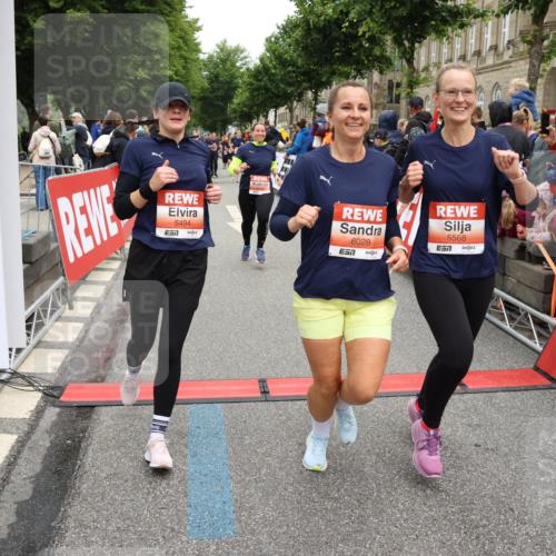 14.06.2026 - REWE Women's Run Strokosch-Dieckow http://msf.ph/oto/9776897 14.06.2026 11:05:21 Ziel 5208, 5357, 5370, 5389, 5444, 5494, 5531, 5568, 5743, 5747, 5754, 6028, 6029 meine-sportfotos.de