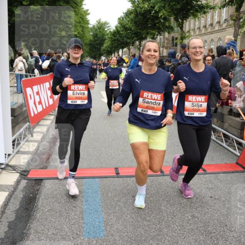 14.06.2026 - REWE Women's Run Strokosch-Dieckow http://msf.ph/oto/9776902 14.06.2026 11:05:21 Ziel 5208, 5357, 5370, 5389, 5444, 5494, 5531, 5568, 5743, 5747, 5754, 6028, 6029 meine-sportfotos.de