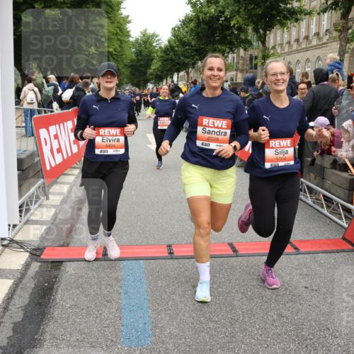 14.06.2026 - REWE Women's Run Strokosch-Dieckow http://msf.ph/oto/9776908 14.06.2026 11:05:21 Ziel 5208, 5357, 5370, 5389, 5444, 5494, 5531, 5568, 5743, 5747, 5754, 6028, 6029 meine-sportfotos.de